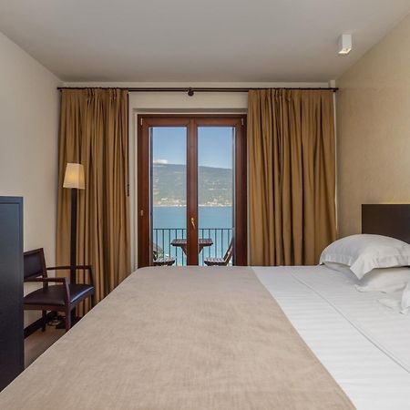 Hotel Meandro - Lake View Гарньяно Экстерьер фото